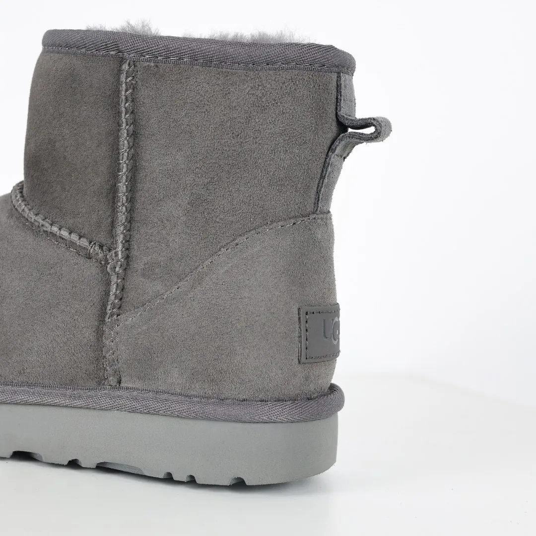 Pick up locally 💰520, core recommendation, good price, UGG Classic Mini mid-tube series, Xiaohongshu hot model, Henan Longfeng leather production, sheepskin and wool integration, top quality in the market, 2-3 cm cashmere insole, keeping warm in winter, suitable for home use. In the new year, uug launched a style series, which is partially biased towards the preferences of young consumers, and has also been at the forefront of fashion trends. Shoe body material, water-repellent coated suede upper 17mm UGGPURE™ implanted wool insole Lightweight non-slip comfortable rubber outsole With brand LOGO Trademark Comes with full packaging Size: 35 36 37 38 39 40